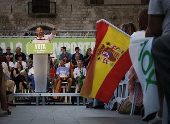 Elismerte a spanyol szélsőjobboldali Vox, hogy 3,6 milliárd forintnyi kölcsönt kapott Mészáros Lőrinc bankjától