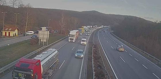 M1-es autópálya: már 15 kilométeres a torlódás Tatánál