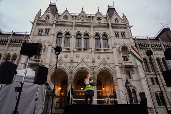 „A lányom halott, hol az igazságszolgáltatás?” – a Kossuth térre vonultak a tűzben elhunyt édesanyáért tüntetők
