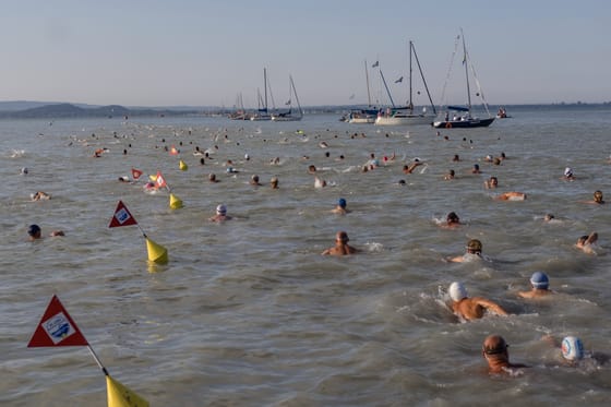 Az időjárás miatt elhalasztották a Balaton-átúszást