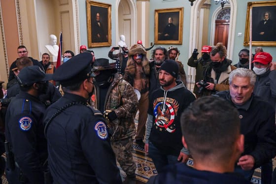 22 év börtönre ítélték a Capitolium támadóját, Trump kegyelmet adott neki, most százmillió dollárt követel az államtól a társaival