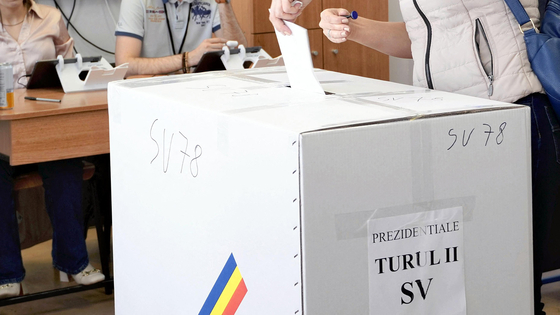 Hiába állt ki Orbán a szélsőjobboldali román jelölt mellett, Magyarországról alig szavazott rá valaki