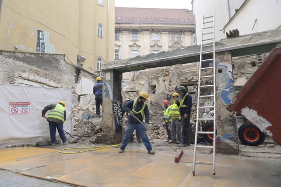 Az elemzők szerint a magyar ipar még el sem érte a gödör alját