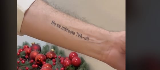 A román miniszterelnök magára tetováltatta, hogy az áfa nem emelkedik
