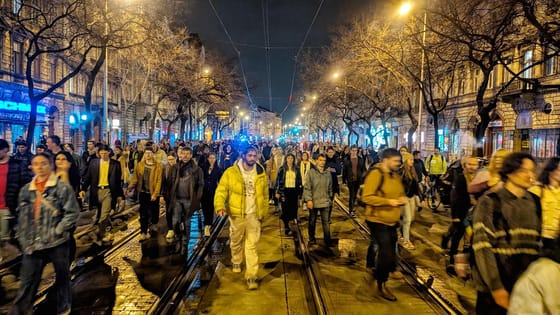 A Petőfi hídról a Nagykörútra vonultak a tüntetők (élő közvetítés)