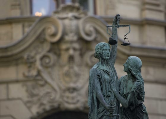 Egy szociális intézmény volt vezetője férje segítségével 25 millió forinttal károsította meg egyik gondozottját