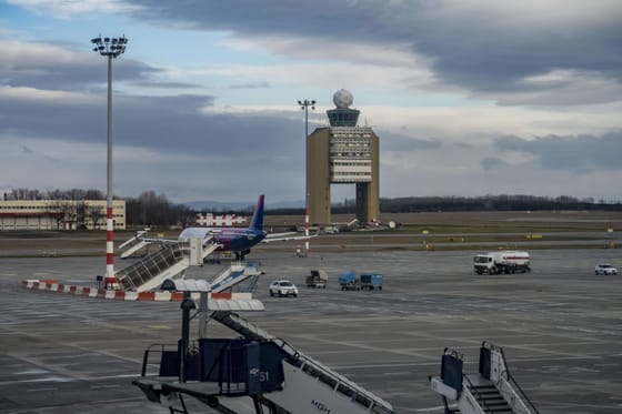 Tűzoltók várták az Air France Budapestre érkező párizsi járatát 