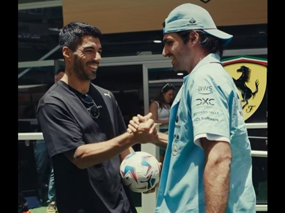 Felbukkant az Inter Miami sztárja, Luis Suarez a Ferrarinál és Carlos Sainzzal szórakoztak egy kicsit - videó