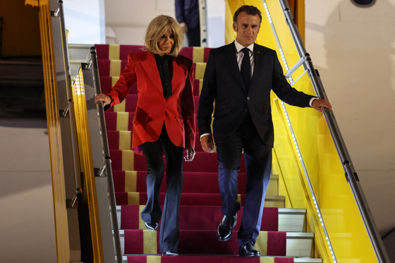 „Mindenki nyugodjon le" - Emmanuel Macron hivatalosan is megszólalt a róla és feleségéről készült videóról