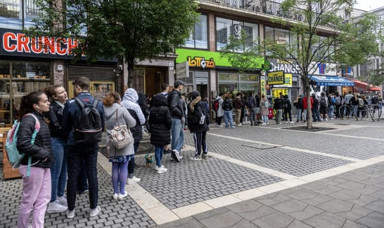 Sokaknak nem a lábukra, hanem a polcukra kerül az Azahriah-cipő – a Tisza boltja előtt várakozókat kérdeztük