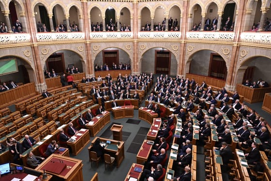 Maratoni ülésre készül a parlament: téma lesz Lázár alkotmánysértő kastélytörvénye, az energiaital-stop és egy gyermekvédelmi ellenzéki vita is 
