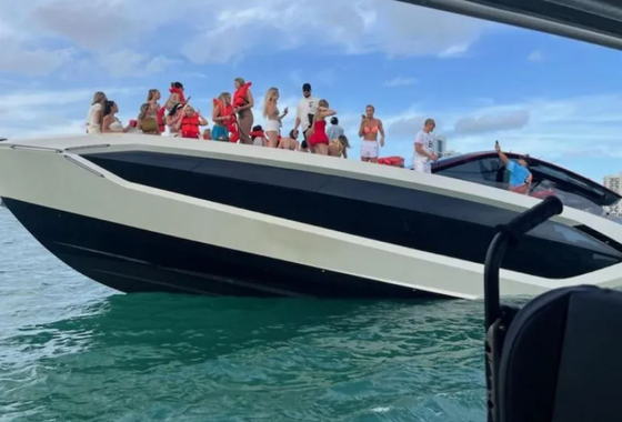 Túltolták a bulit a bikinis influenszerek, elsüllyesztettek egy Lamborghini jachtot Miamiban