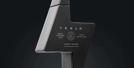 Százhatvanezer forintos italt dobott piacra a Tesla, villám alakú palackban
