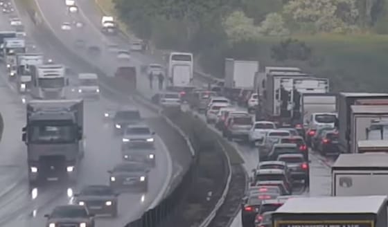 Fantomdugó miatt szaladt egymásba két jármű az M1-esen – videó