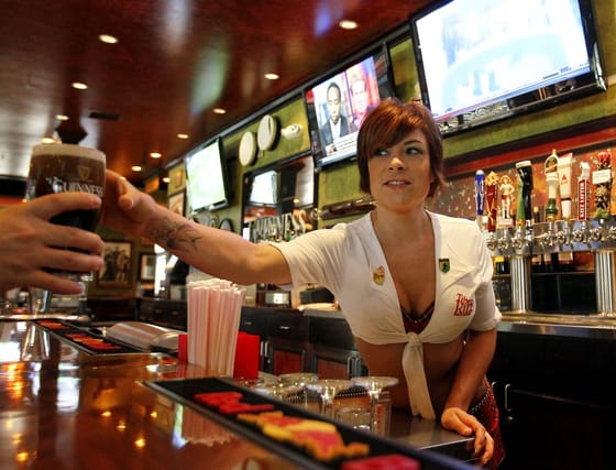 Csődöt jelentett a Hooters, családbarát étteremlánccá szeretnék átszervezni
