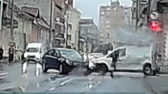 Zebránál csapódott egymásnak két kocsi Szombathelyen, egy gyalogos az utolsó pillanatban ugrott félre