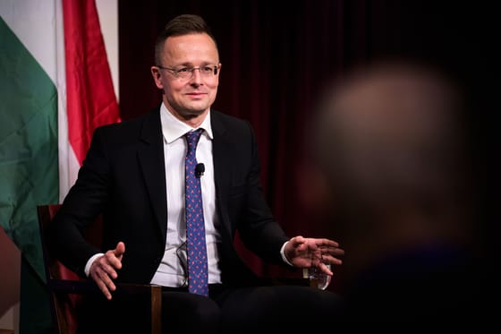 „A feszültség oldására is alkalmas" - Teqball-asztalt ajándékozott Szijjártó Péter a NATO-nak