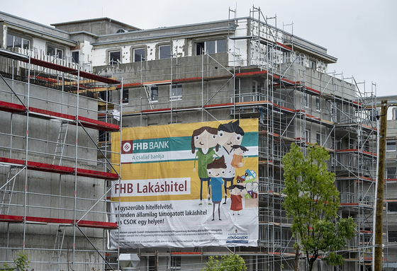 Öntik a bankok a lakáshitelt a lakosságra