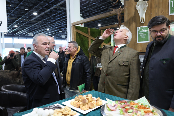 Semjén Zsolt fél egyre bevert két pálinkát, majd elmondta, hogy ő vagy Bayer Zsolt a jobb vadász