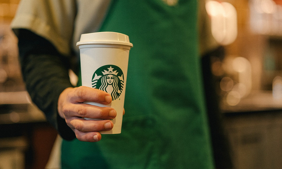 50 millió dollár kártérítést kell fizetnie a Starbucksnak, mert forró tea ömlött egy futárra