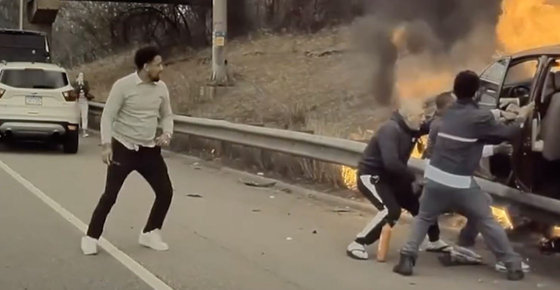 Kétségbeesetten próbáltak kimenteni a lángoló autójából egy sofőrt egy amerikai autópályán – videó