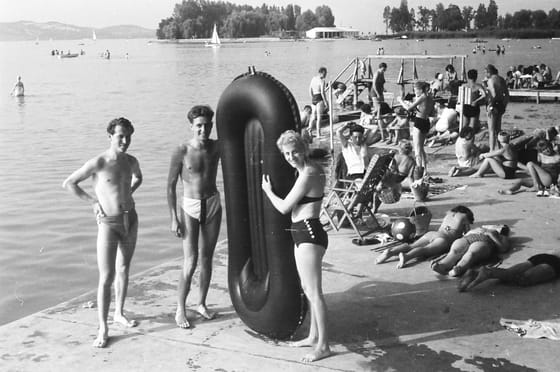 Drága a lángos, nagy a tömeg, gyenge a koszt, mégis szeretjük - már 100 éve is ugyanezeket írták a Balatonról