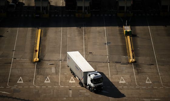 Mágnessel csalt egy teherautó sofőrje, egymilliós bírságot kapott