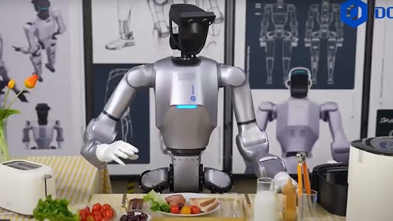 Pirítóst készít reggelire, precízen tálal, és még mosolyog is a kínai robotséf – videó