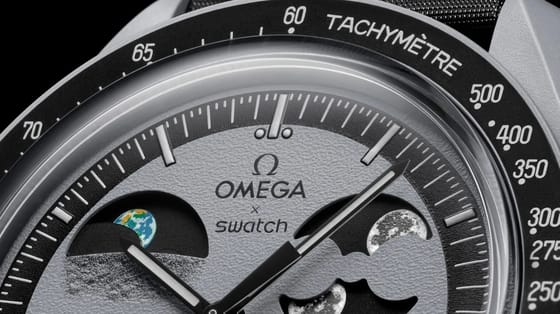 Soha nem látott megoldással jön a Swatch új órája, a fél világot lázba hozó MoonSwatch-széria legújabb darabja