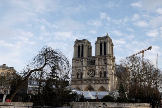 Ejtőernyővel ugrott le egy férfi a párizsi Notre-Dame tetejről - videó
