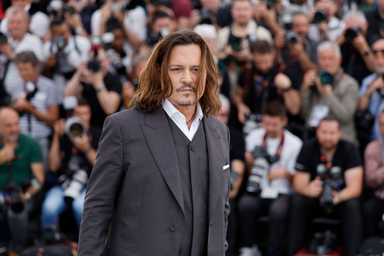 Elárverezik Johnny Depp festményeit