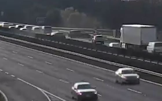 Baleset miatt szinte álló sorba csapódott egy autós az M7-esen – videó