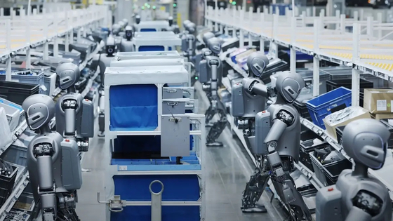 Csapatban dolgoznak a humanoid robotok egy kínai autógyárban – videó