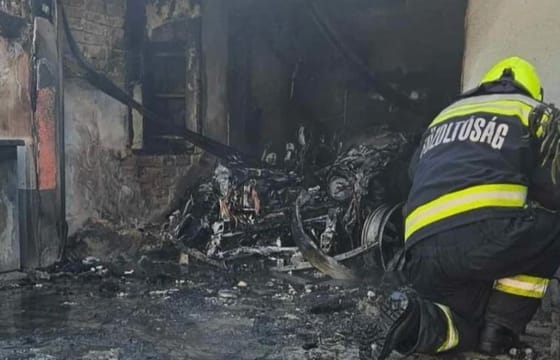 A garázzsal együtt égett ki egy villanyautó Szekszárdon