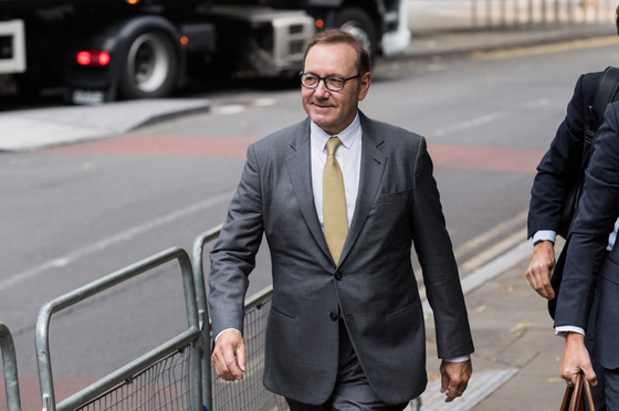 Kevin Spacey megjelent Cannes-ban, Elton John-t idézett és díjat kapott