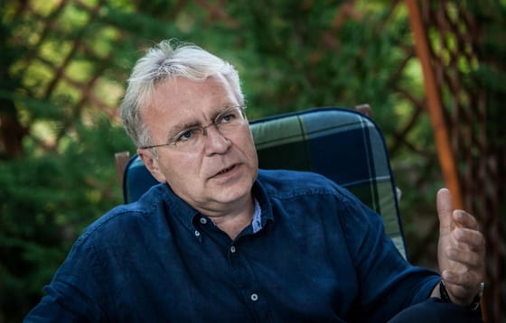 Pokorni Zoltán szerint Kovács Gergely drogkereskedő, állandó kellékei a sörösdoboz, a cigaretta és az átizzadt póló