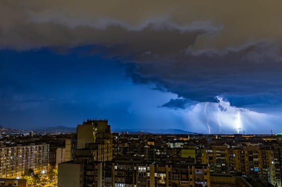 Jönnek a zivatarok, de egyelőre nem Budapesten – riasztást adtak ki a meteorológusok