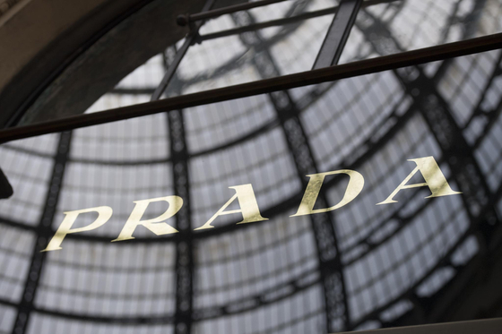 Felvásárolná a Prada a Versace-t, több mint 1,5 milliárd euró lehet az ára