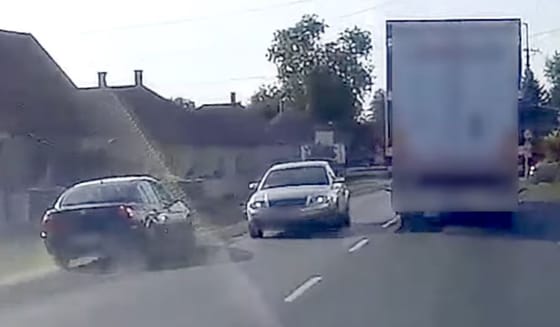 A szembesáv padkáján folytatta az előzést egy vakmerő autós, de így sem jött össze – videó