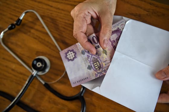 Hálapénz átvételével gyanúsítanak több egészségügyi dolgozót