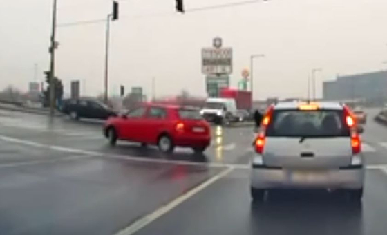 Piruettel érkezett meg a zebrához a Skoda, kis híján elcsapott egy gyalogost – videó