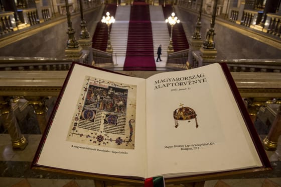 A Törvényalkotási Bizottság megszavazta: mégsem „a teremtés sorrendje” érvényesül az Alaptörvényben