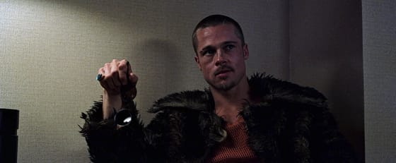 Hajmeresztő időzítés: Brad Pittet harcosok klubjás frizurával és szemüveggel látták