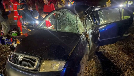 Átrepült a körforgalmon egy Skoda Százhalombattán, nem tudták megmenteni a sofőrt