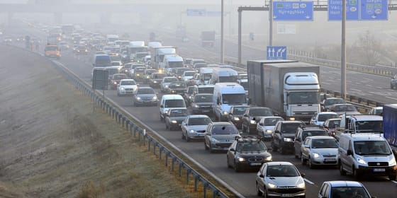 Csaknem tíz kilométeres a torlódás az M0-son az M1-es felé Dunaharasztinál