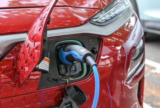 Fiatalabb cégek kisebb bevétellel is pályázhatnak az EM zöldautós támogatására