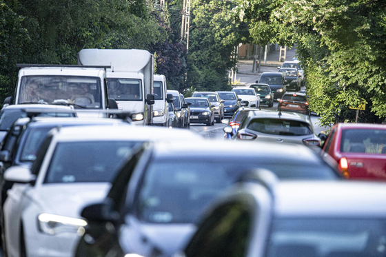 Nem tudják lecserélni a középkorú magyarok az autóikat, egyre öregebb a járműpark