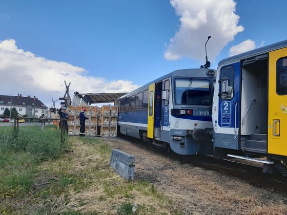 Kamionnal ütközött, kisiklott egy vonat Tiszavasváriban