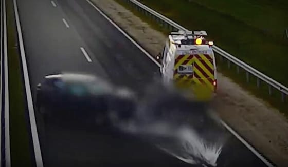 Alig kezdődött el az év, már telibe találta a közútkezelők autóját egy figyelmetlen sofőr – videó