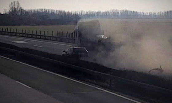 Videó: Szétrobbant egy kamion kereke az M3-ason, pont egy autó mellett